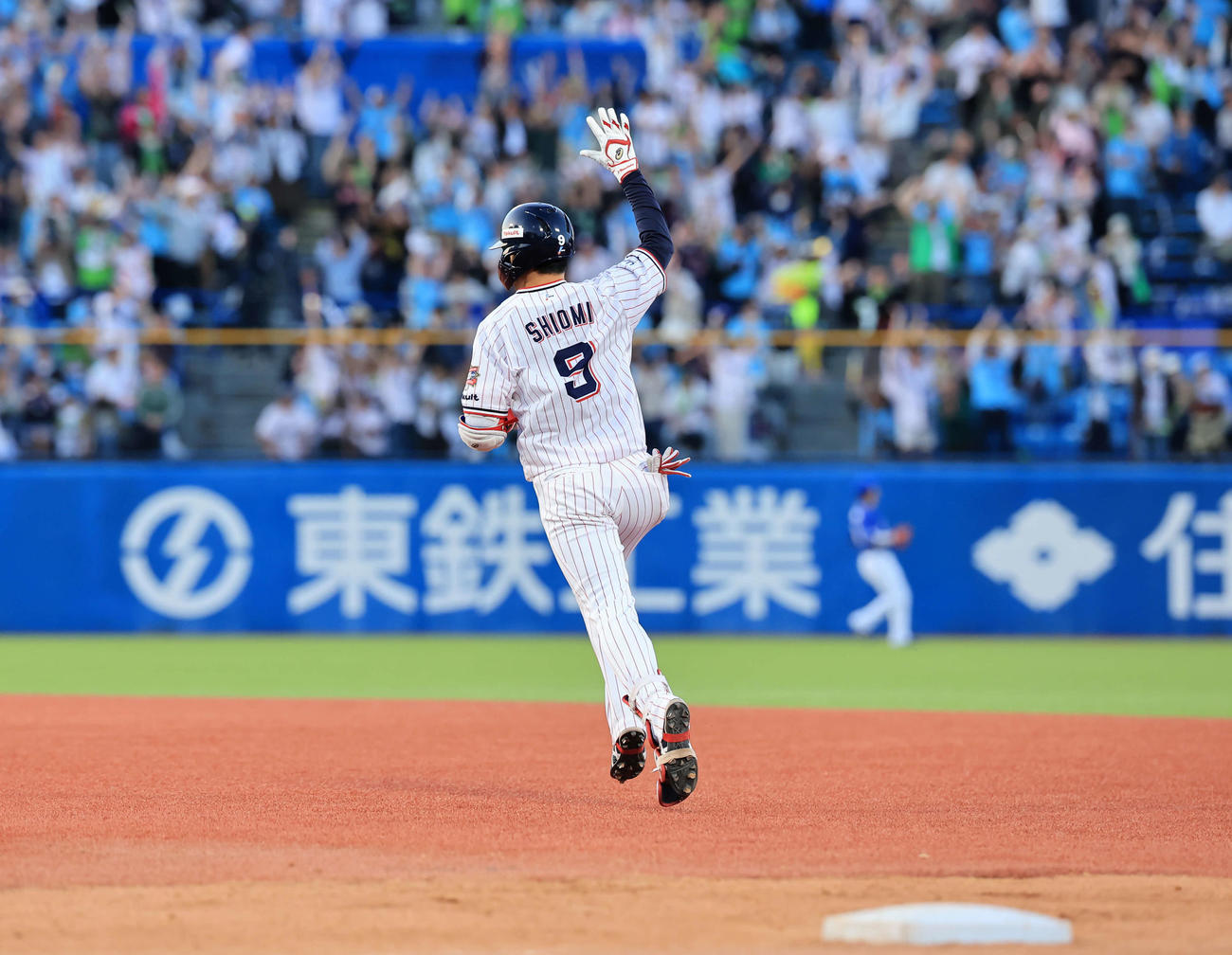 ヤクルト対中日　11回裏ヤクルト無死一塁、塩見は中越えサヨナラ2点本塁打を放ち、一塁を回って手を上げる（撮影・浅見桂子）