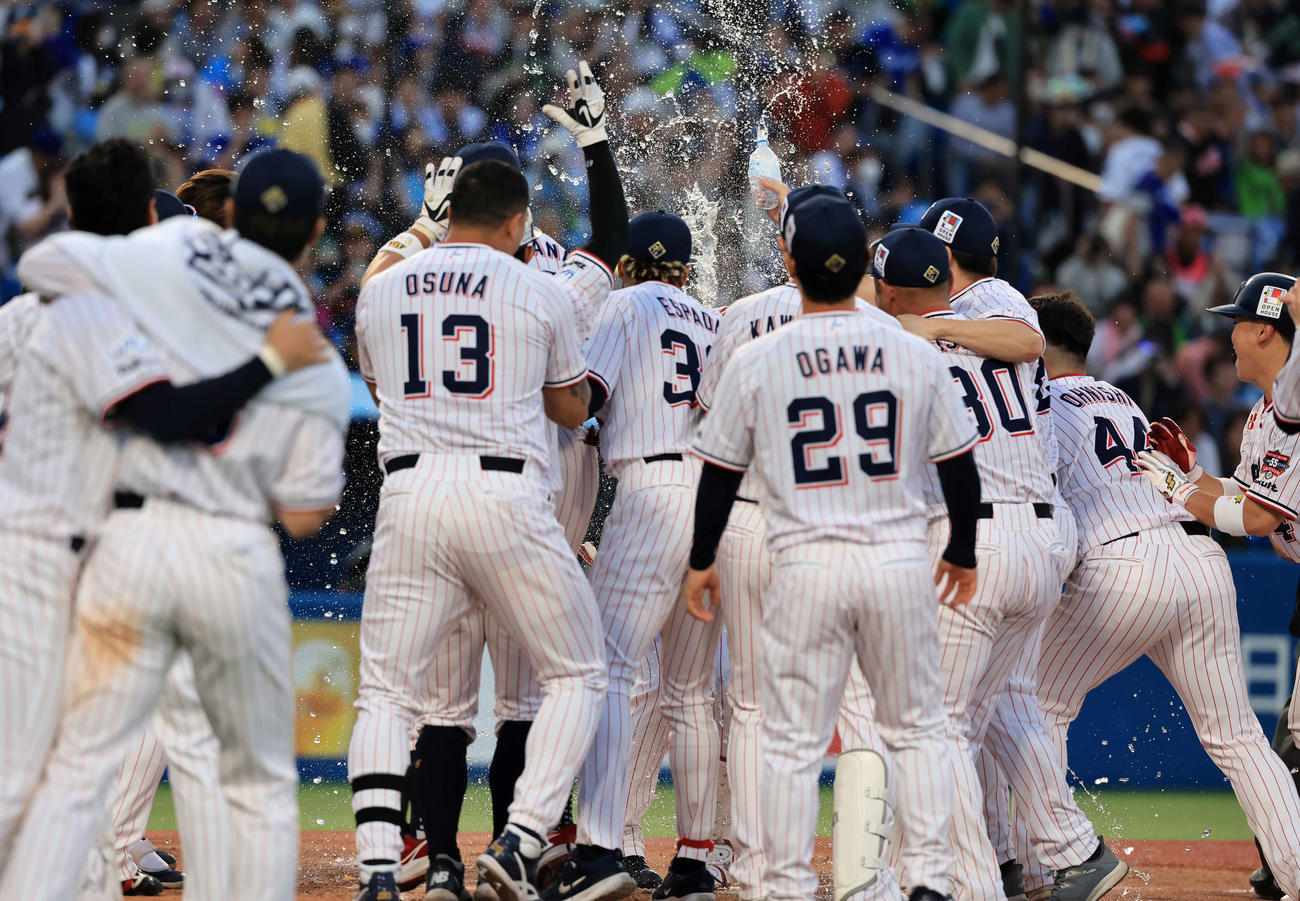 ヤクルト対中日　11回裏ヤクルト無死一塁、塩見（奥）が中越えサヨナラ2点本塁打を放ち、水シャワーで祝福するヤクルトの選手たち（撮影・浅見桂子）