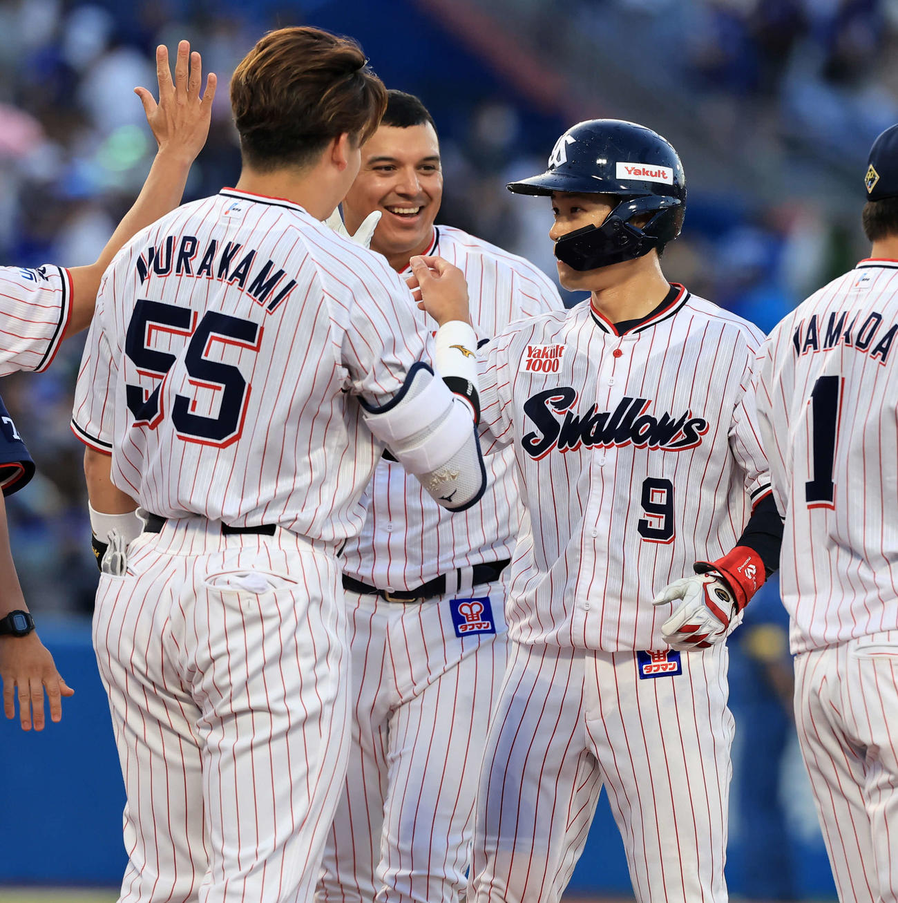 ヤクルト対中日　11回裏ヤクルト無死一塁、塩見（右）は中越えサヨナラ2点本塁打を放ち、村上らとハイタッチ（撮影・浅見桂子）