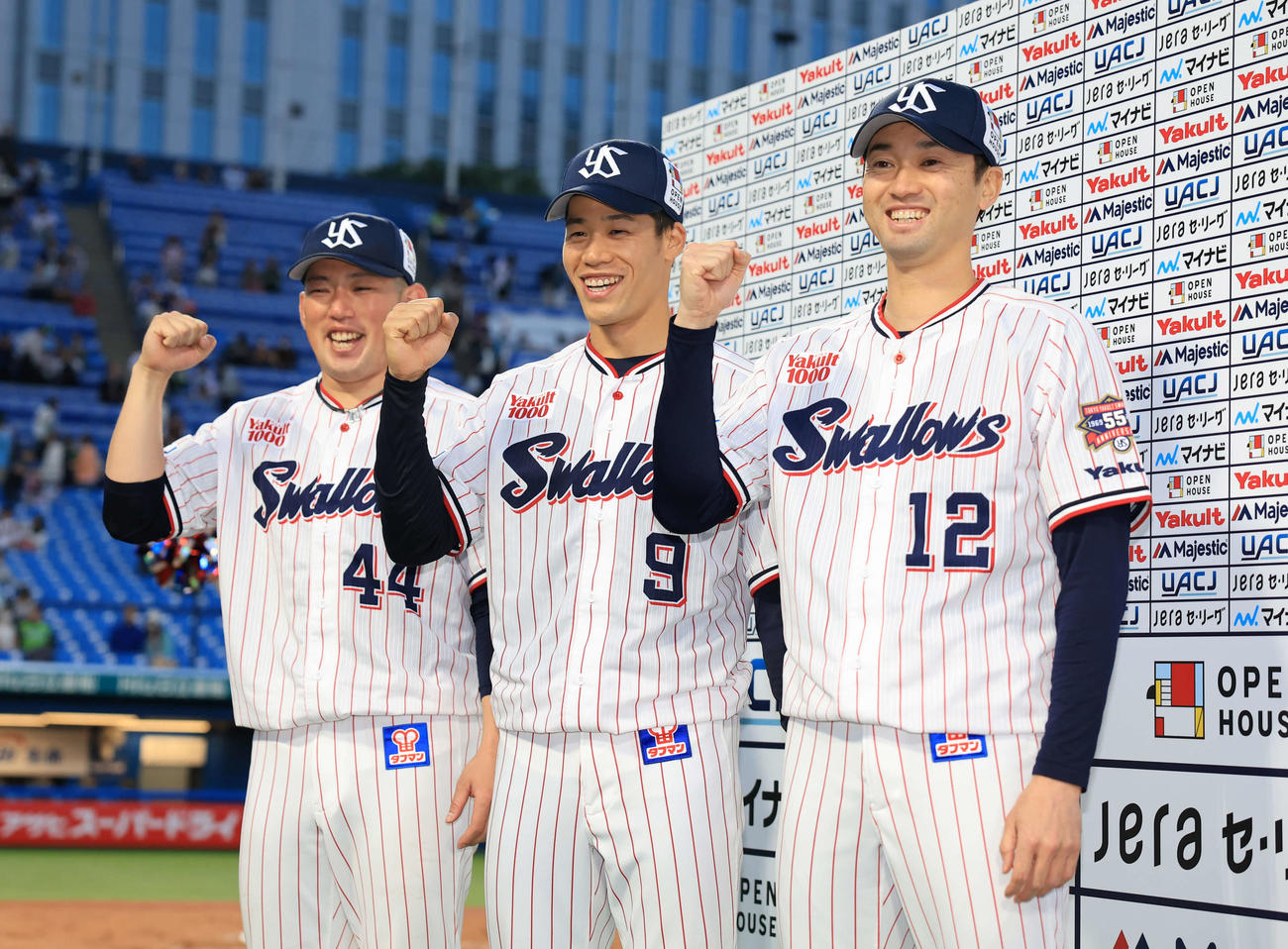 ヤクルト対中日　サヨナラ勝利し、ヒーローインタビュー後笑顔でガッツポーズする、左からヤクルト大西、塩見、石山（撮影・浅見桂子）