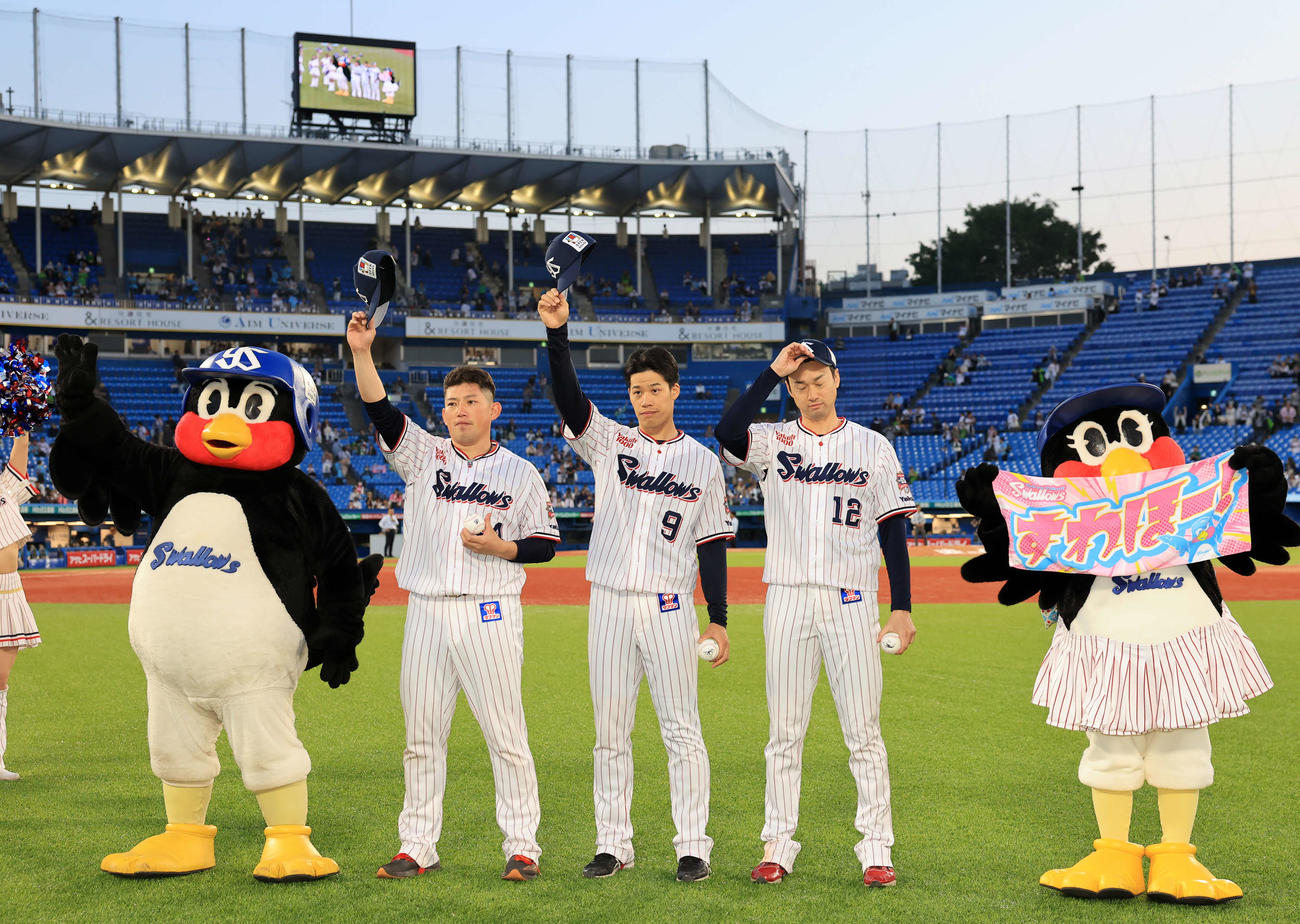 ヤクルト対中日　サヨナラ勝利し、ヒーローインタビュー後。スタンドにあいさつするヤクルト大西、塩見、石山（撮影・浅見桂子）