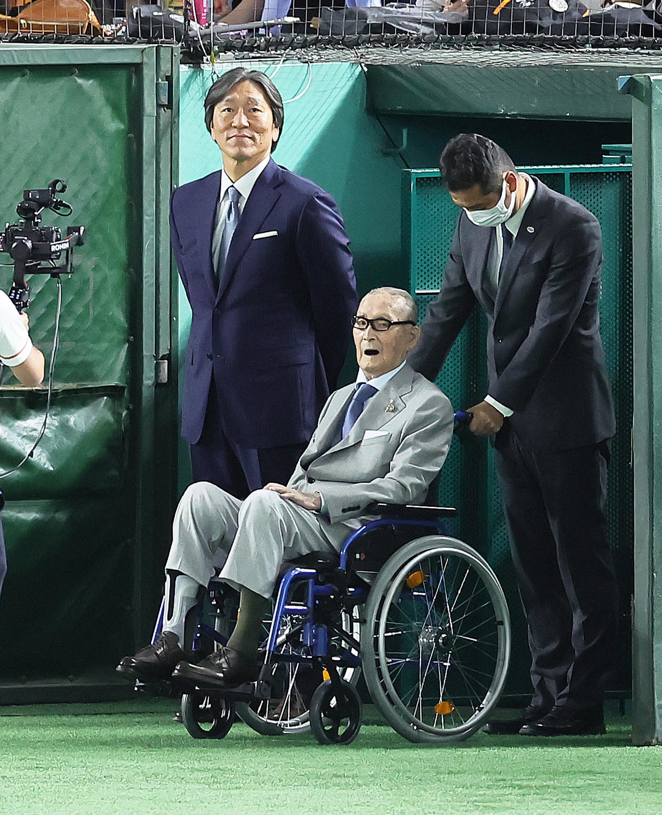 巨人対阪神　試合途中、グラウンドに登場した長嶋終身名誉監督（中央）と松井氏（撮影・足立雅史）