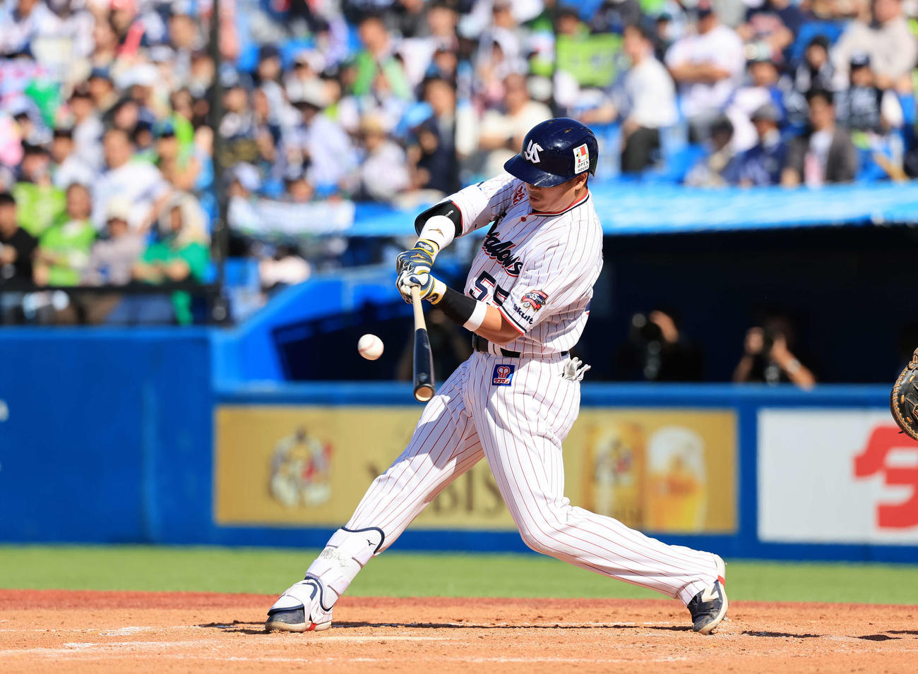 ヤクルト対中日　3回裏ヤクルト1死、村上は左越えソロ本塁打を放ち神宮100号とする（撮影・浅見桂子）