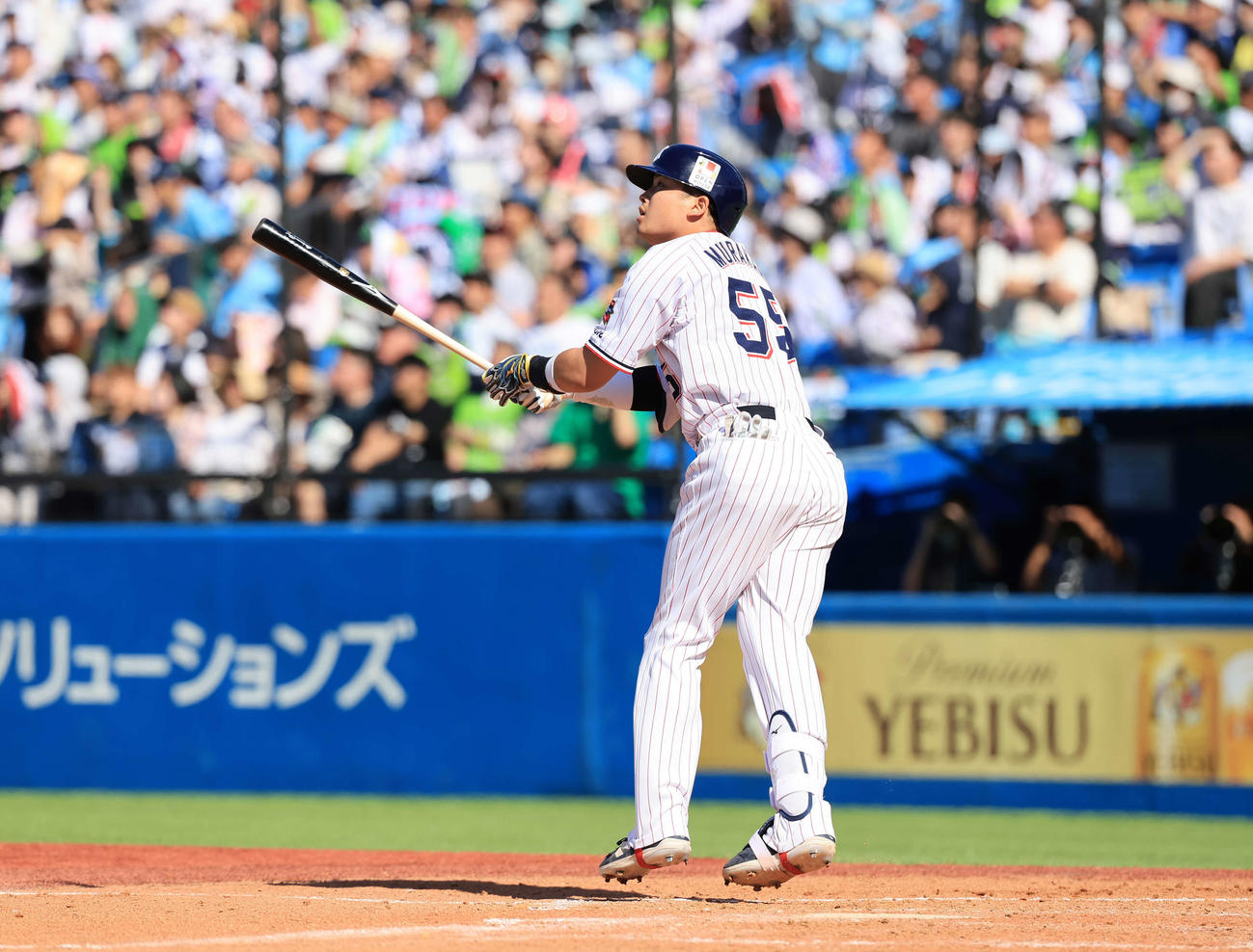 ヤクルト対中日　3回裏ヤクルト1死、村上は左越えソロ本塁打を放ち軽くジャンプして打球を見つめる（撮影・浅見桂子）