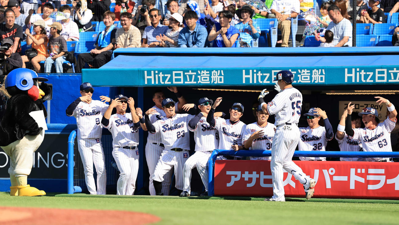 ヤクルト対中日　3回裏ヤクルト1死、村上（手前）が左越えソロ本塁打を放って神宮100号とし、ハカのポーズで迎える選手たち（撮影・浅見桂子）
