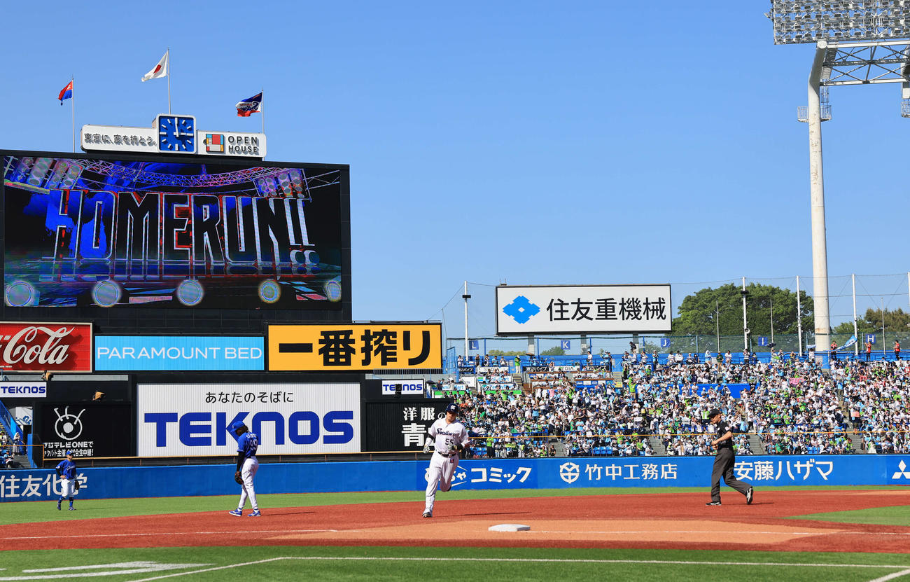 ヤクルト対中日　3回裏ヤクルト1死、村上は左越えソロ本塁打を放ち三塁を回る（撮影・浅見桂子）