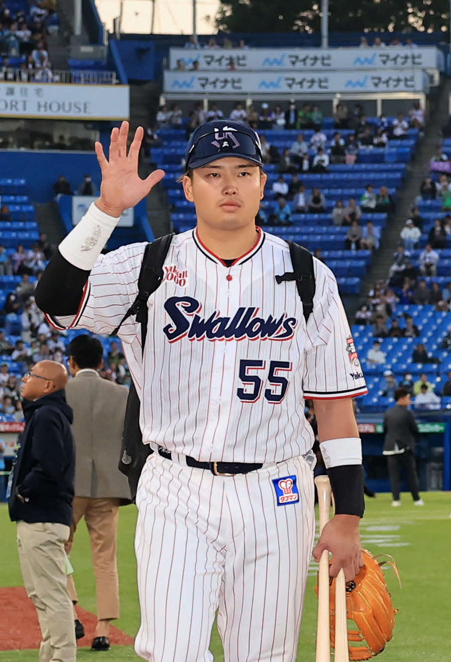ヤクルト対中日　サヨナラ勝利し、歓声の中、手を振り引き揚げるヤクルト村上（撮影・浅見桂子）