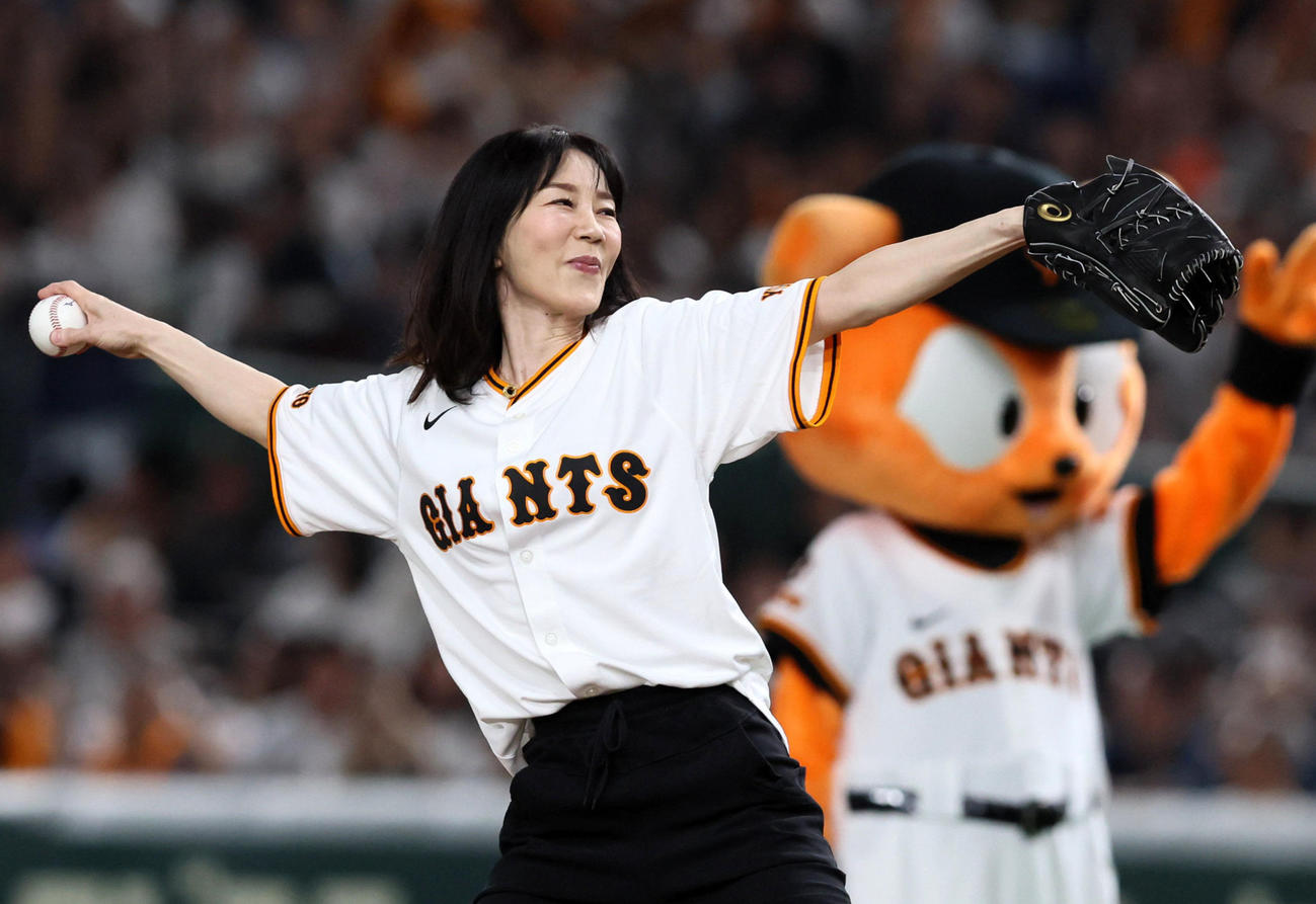 巨人対阪神　ファーストピッチを行う長島三奈さん（撮影・加藤哉）