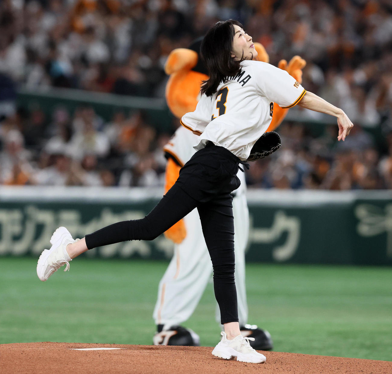 巨人対阪神　ファーストピッチを行う長島三奈さん（撮影・加藤哉）