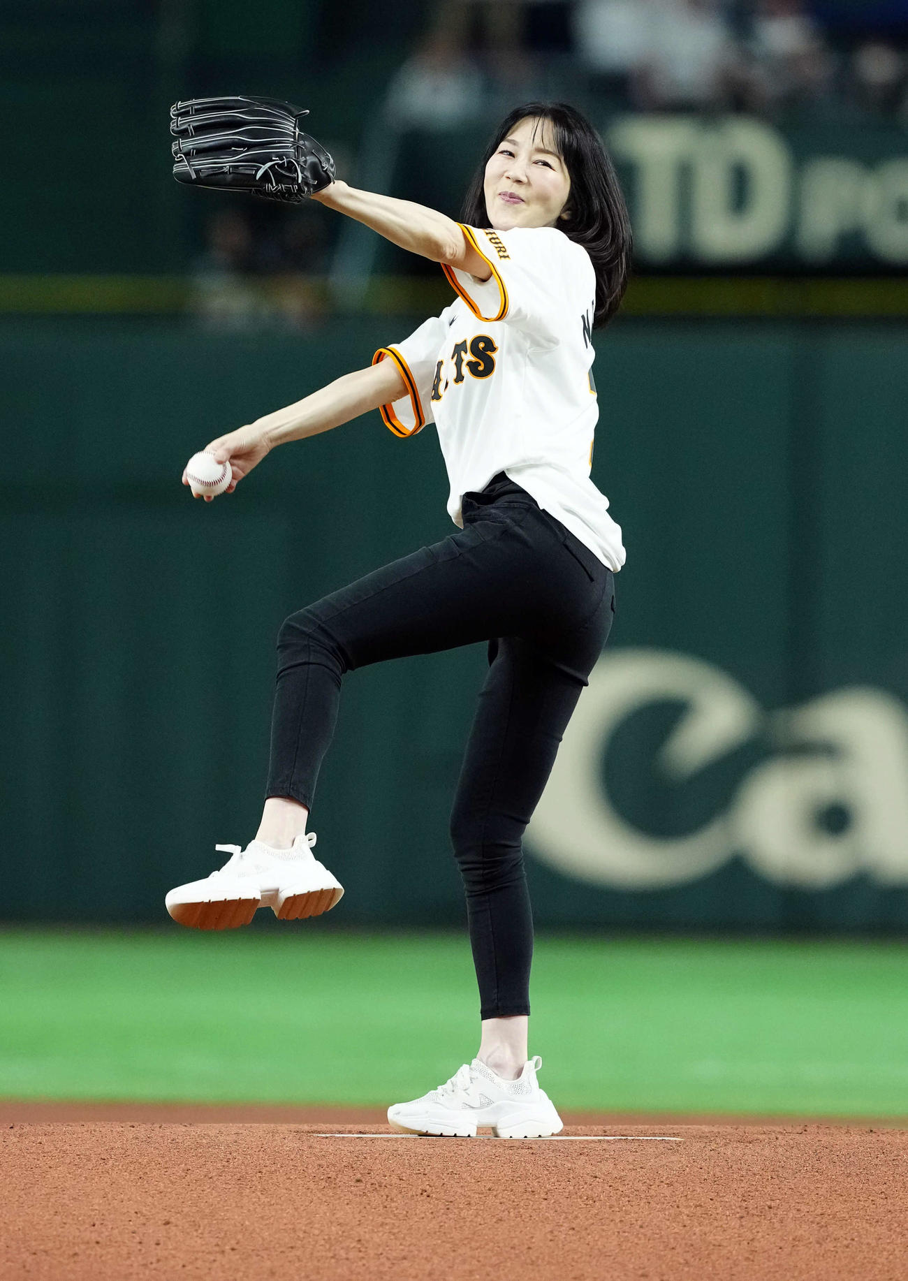 巨人対阪神　ファーストピッチセレモニーを務めた長島三奈さん（撮影・たえ見朱実）