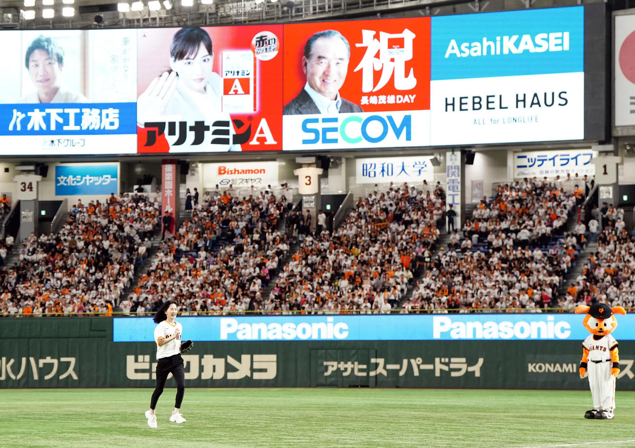 巨人対阪神　ファーストピッチセレモニーを務め笑顔を見せる長島三奈さん（撮影・たえ見朱実）