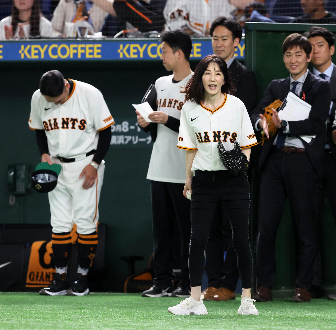 巨人対阪神　ファーストピッチを終えあいさつする長島三奈さん。左は阿部監督（撮影・加藤哉）