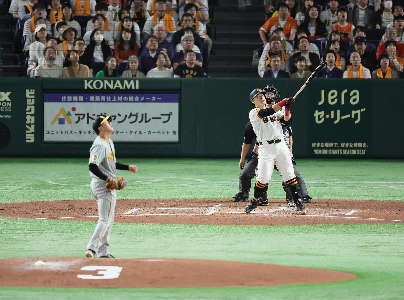 巨人対阪神　2回裏巨人2死二塁、岡本和は左越え2点本塁打を放つ。投手門別（撮影・足立雅史）