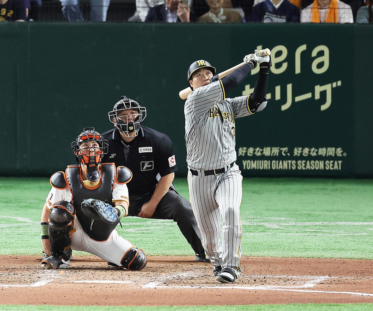 巨人対阪神　8回表阪神1死、大山は左越え本塁打を放つ（撮影・足立雅史）