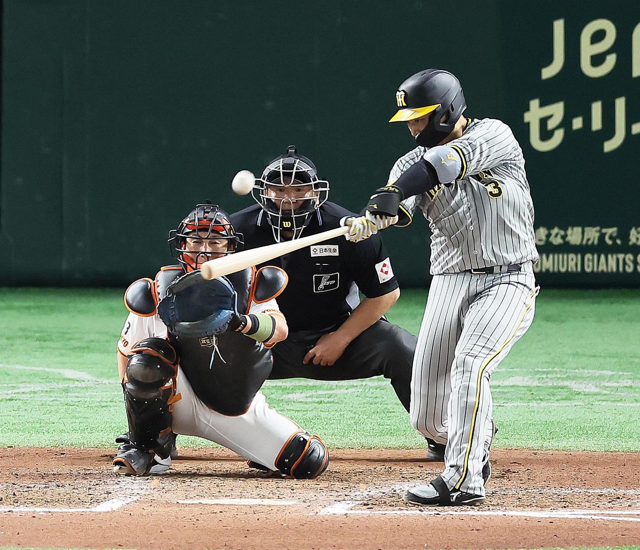 巨人対阪神　8回表阪神1死、大山は左越え本塁打を放つ（撮影・足立雅史）