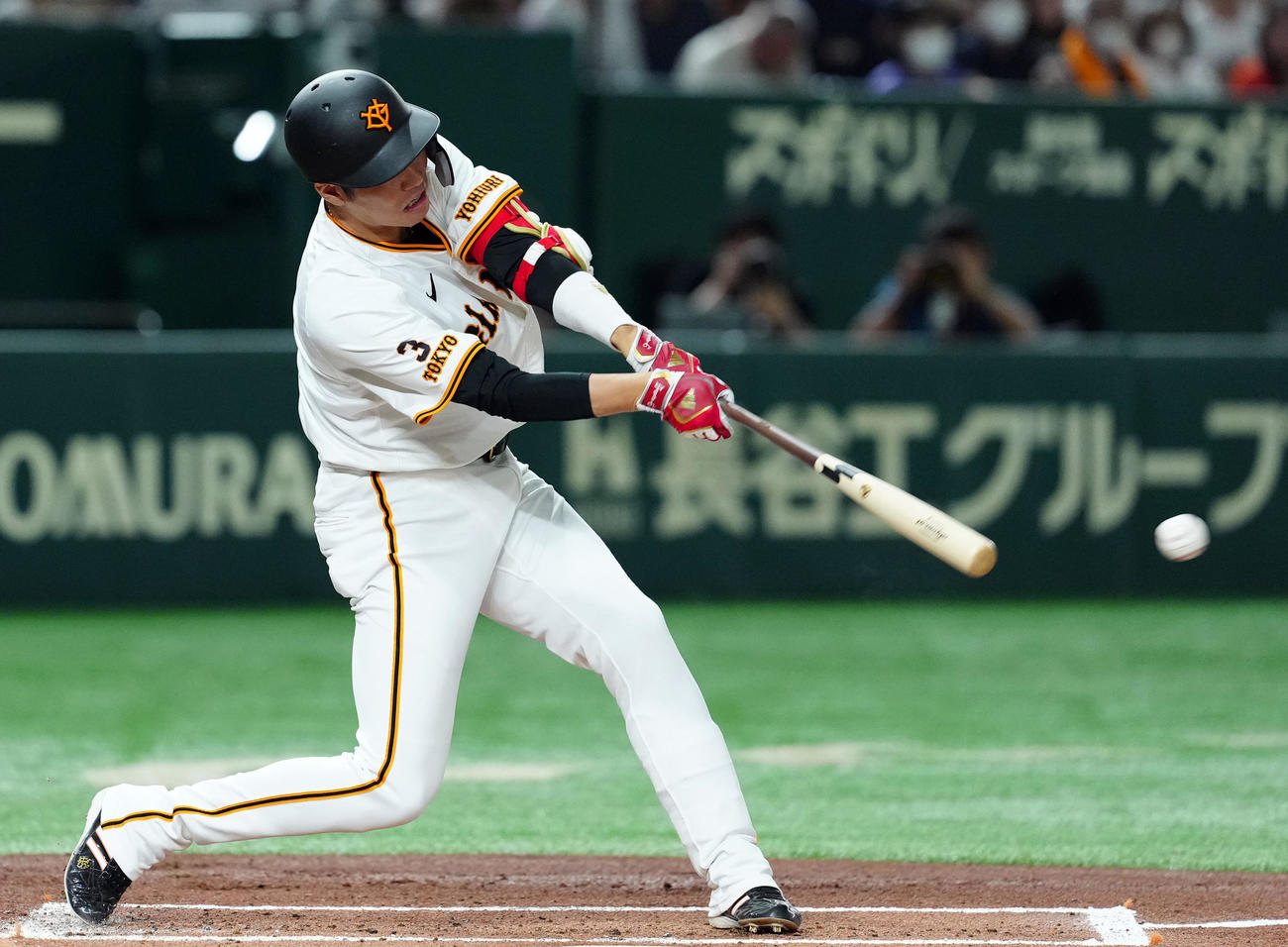 巨人対阪神　1回裏巨人2死一、二塁、左前に適時打を放つ坂本（撮影・たえ見朱実）
