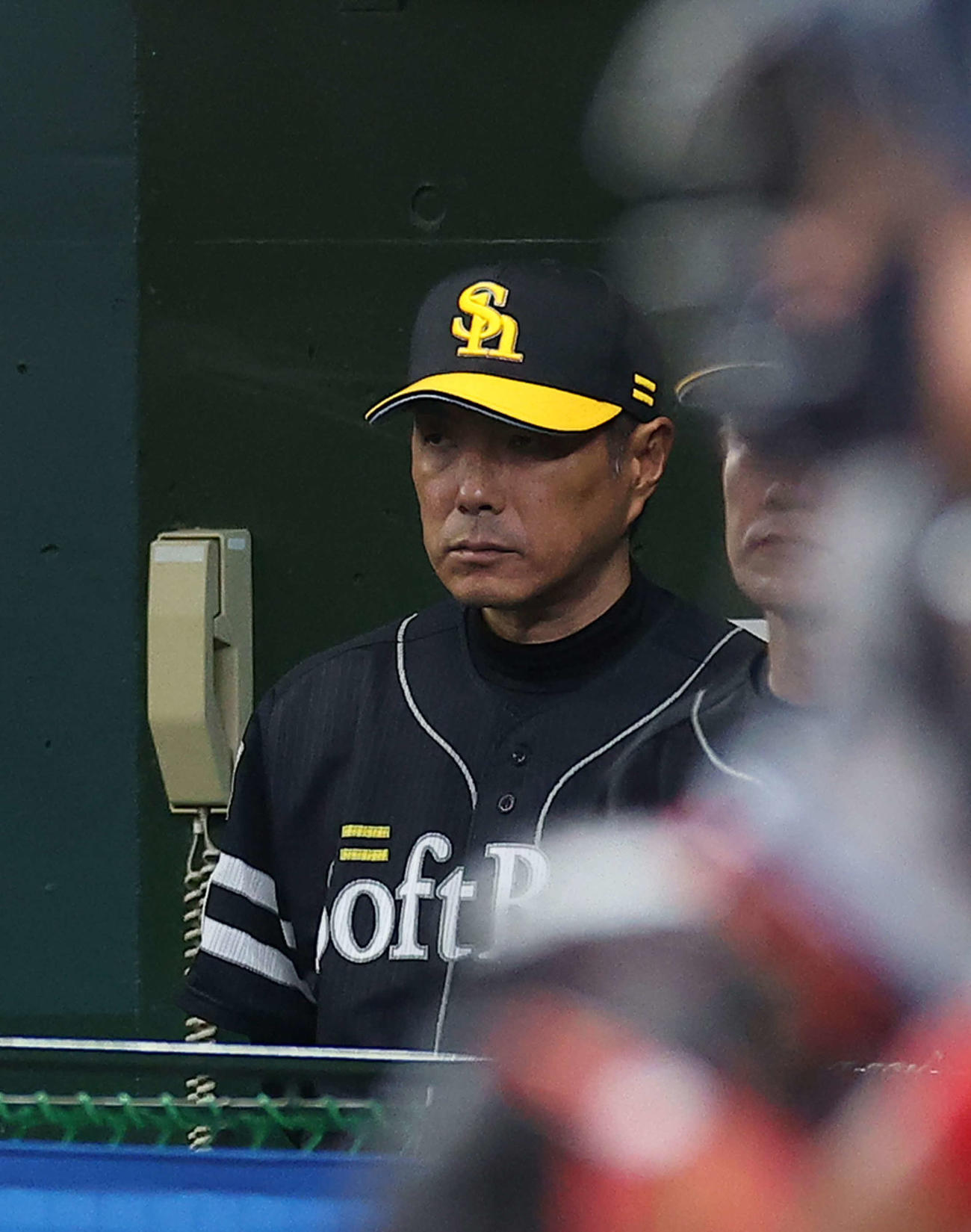 西武対ソフトバンク　6回表、戦況を見守る小久保監督（撮影・河田真司）