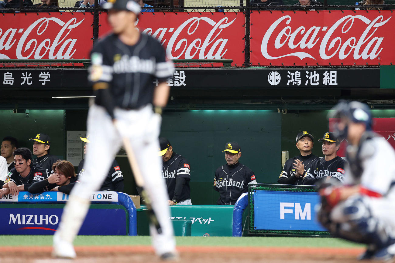 西武対ソフトバンク　9回表、戦況を見守る小久保監督（後方右から2人目）（撮影・河田真司）