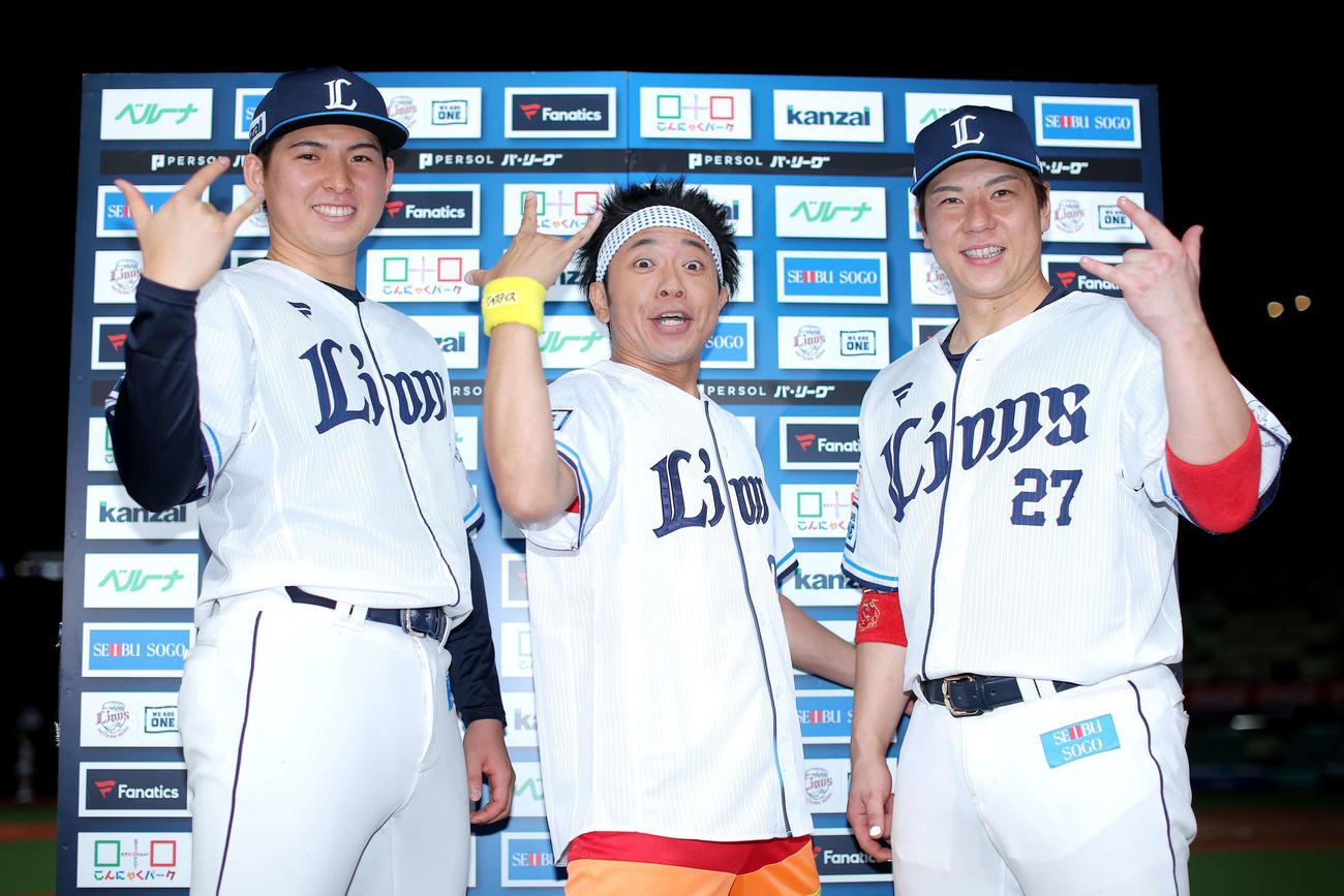西武対ソフトバンク　ソフトバンクに勝利し、サンシャイン池崎（中央）と「ジャスティス」を決める西武武内（左）と炭谷（撮影・河田真司）