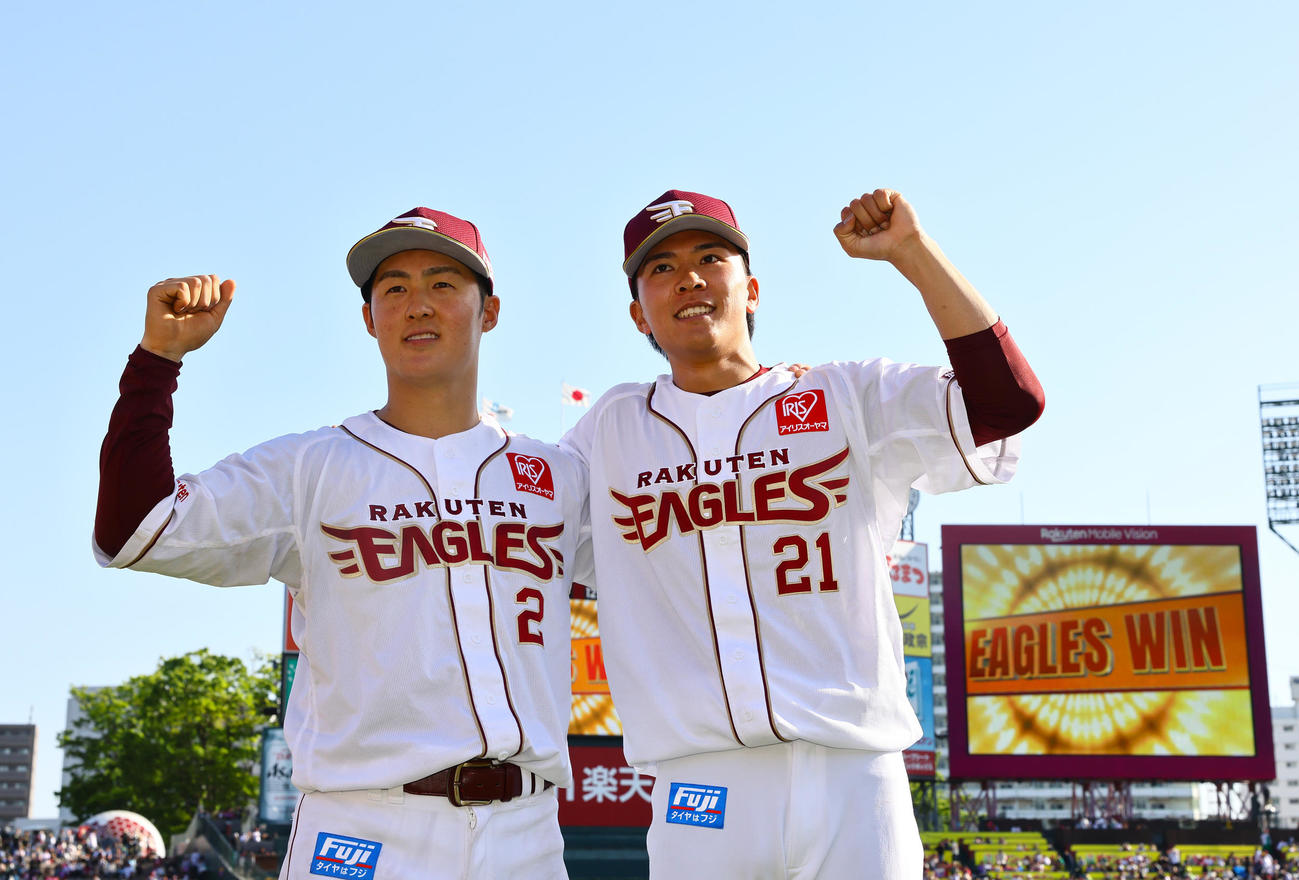 楽天対ロッテ　ロッテに勝利しヒーローの楽天早川（右）と太田はガッツポーズで写真に納まる（撮影・垰建太）