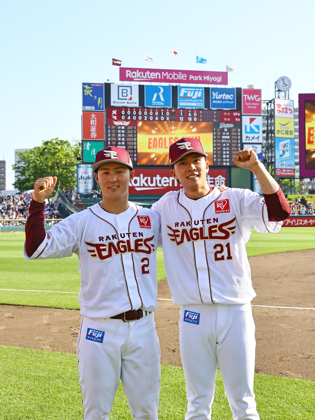 楽天対ロッテ　ロッテに勝利しヒーローの楽天早川（右）と太田はガッツポーズで写真に納まる（撮影・垰建太）