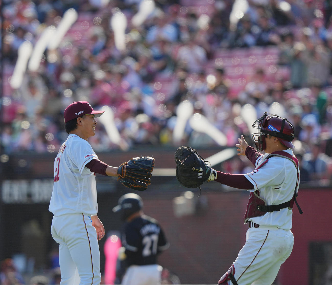 楽天対ロッテ　9回を投げ抜き完投勝利の楽天早川（左）は太田と抱き合う（撮影・垰建太）