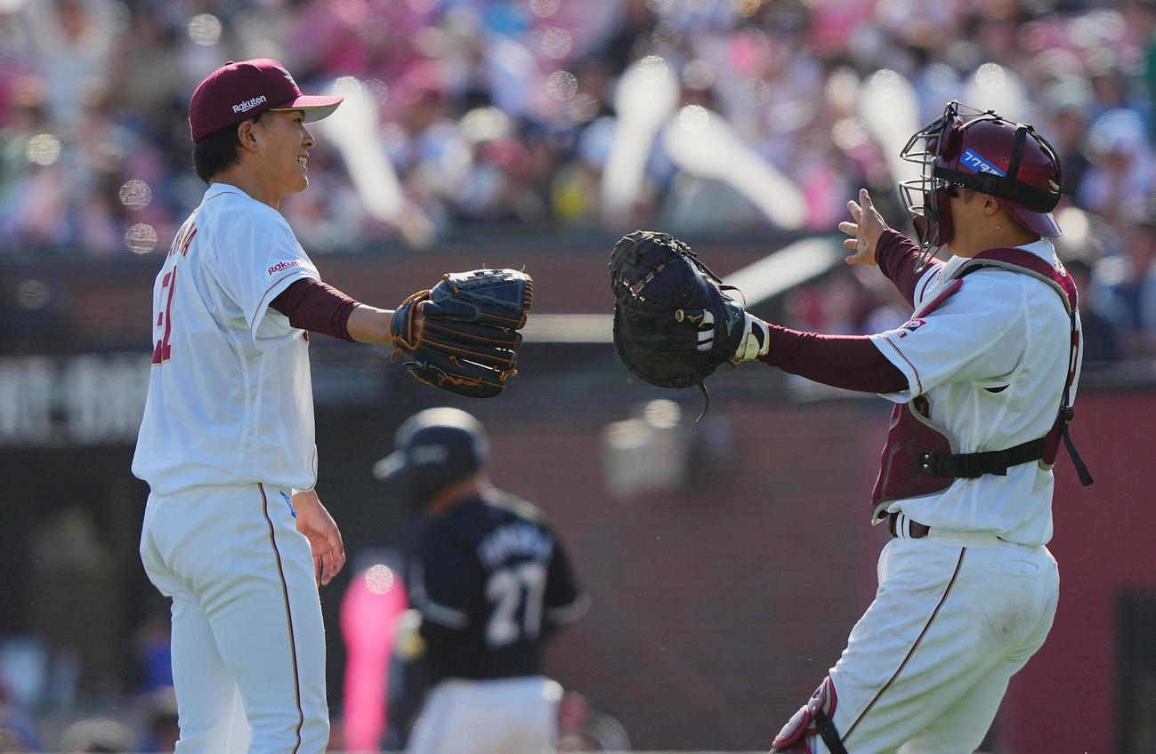 楽天対ロッテ　9回を投げ抜き完投勝利の楽天早川（左）は太田と抱き合う（撮影・垰建太）