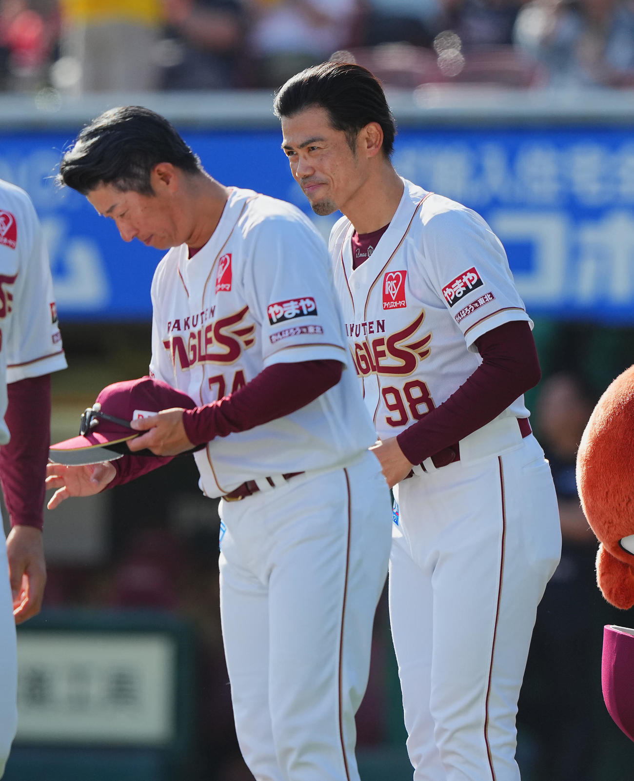楽天対ロッテ　ロッテに大勝しファンにあいさつする楽天今江監督（右）（撮影・垰建太）