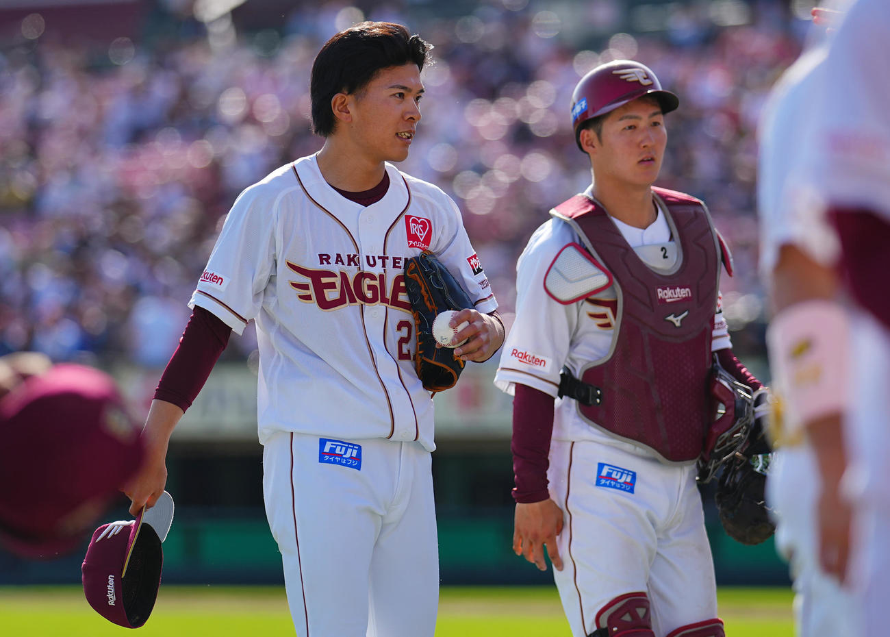 楽天対ロッテ　ロッテに完投勝利の楽天早川（左）は勝利球を手に太田と言葉を交わす（撮影・垰建太）