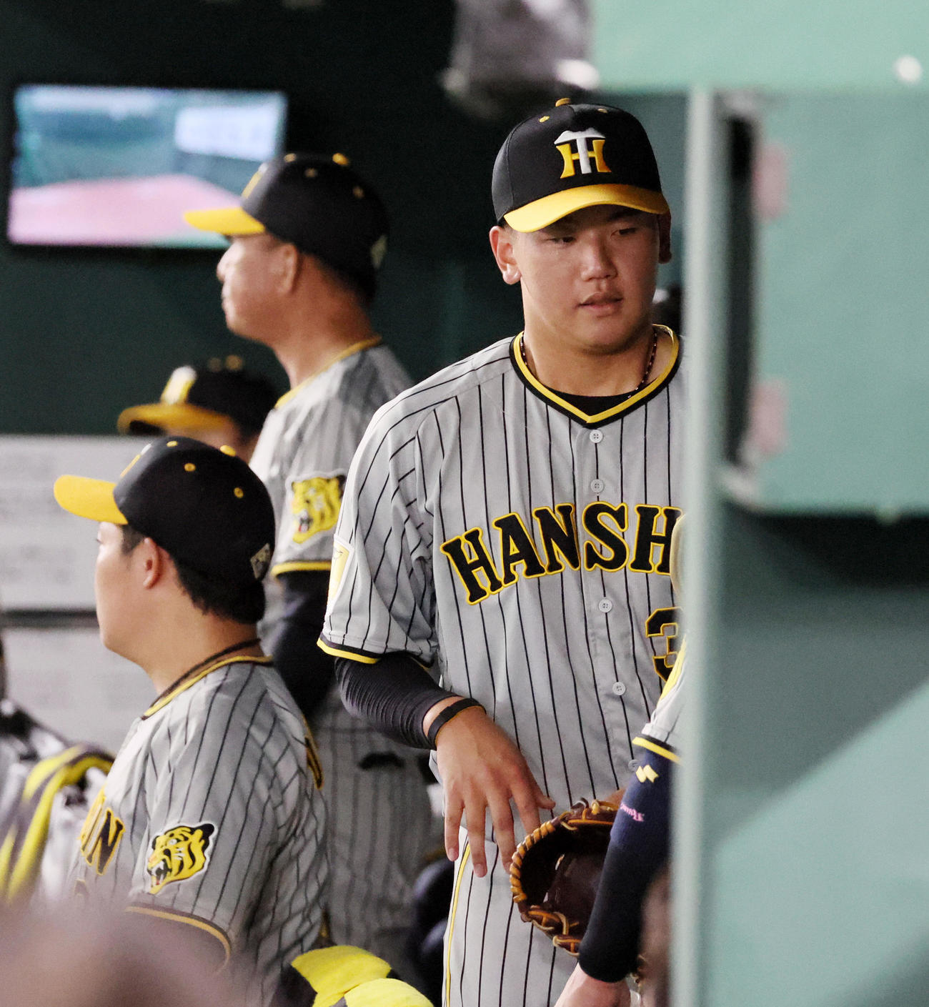 巨人対阪神　2回裏を終えベンチへ引き揚げる門別（撮影・加藤哉）