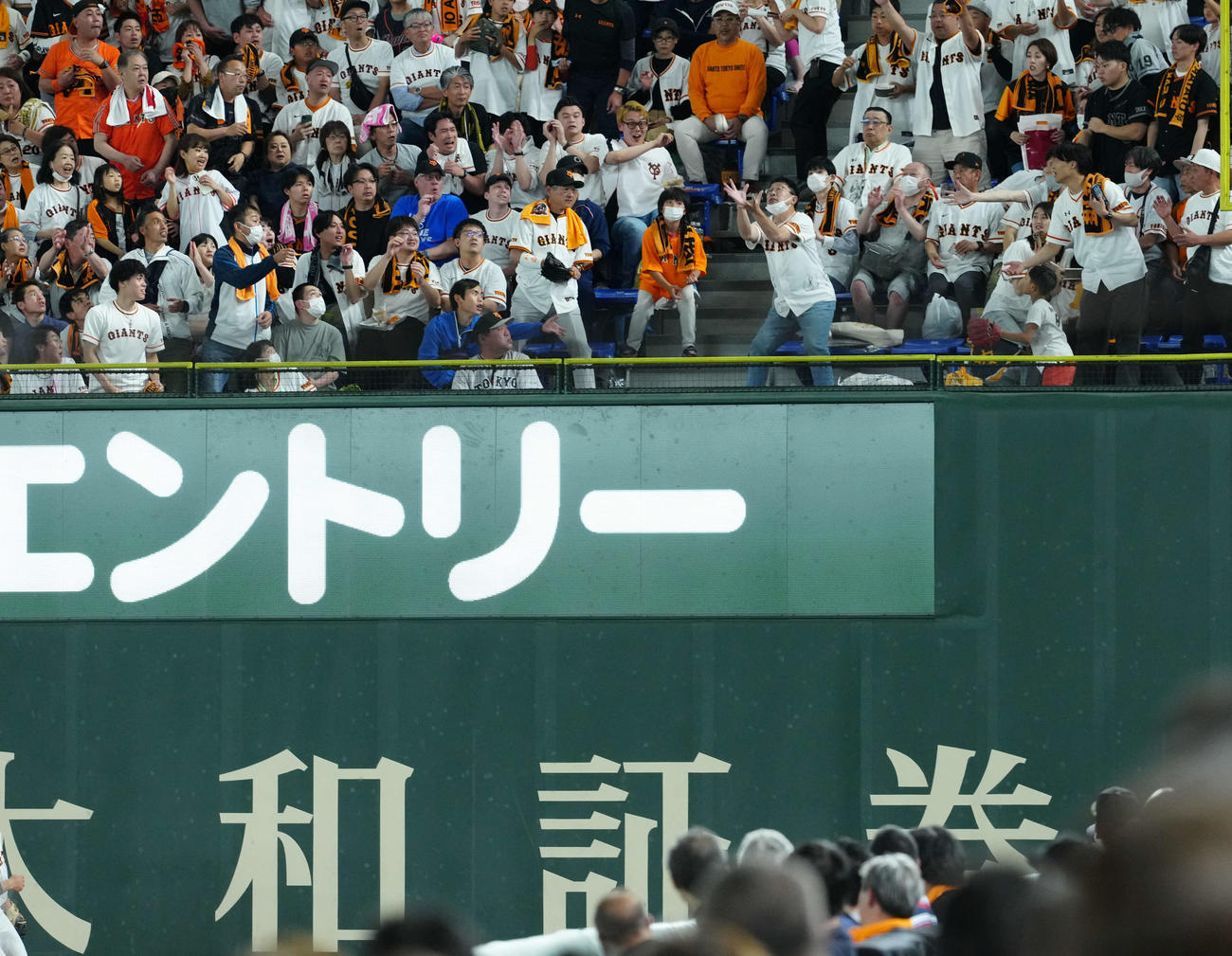 巨人対阪神　6回表阪神2死、右翼スタンドぎりぎりに飛び込んだ中野拓夢ソロ本塁打の打球（撮影・たえ見朱実）