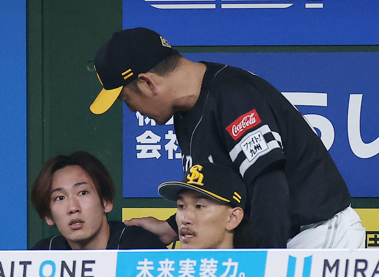西武対ソフトバンク　6回裏を終え、倉野投手コーチ（右）と言葉を交わす大津（撮影・河田真司）