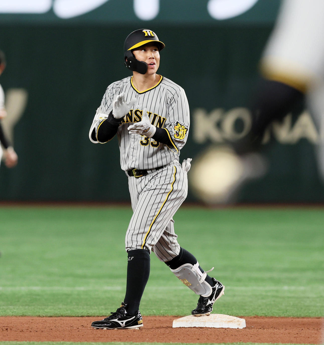 巨人対阪神　6回表阪神2死一、二塁、代打糸原は適時二塁打を放つ（撮影・加藤哉）