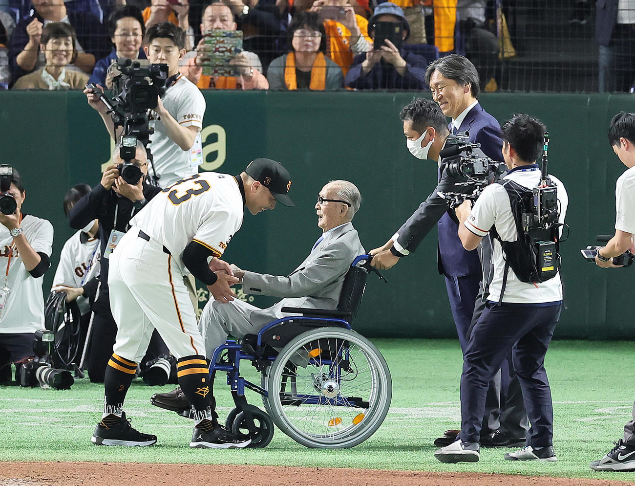 巨人対阪神　試合途中、グラウンドに登場した長嶋終身名誉監督（中央）は阿部監督（左）と握手を交わす。後方右は松井氏（撮影・足立雅史）