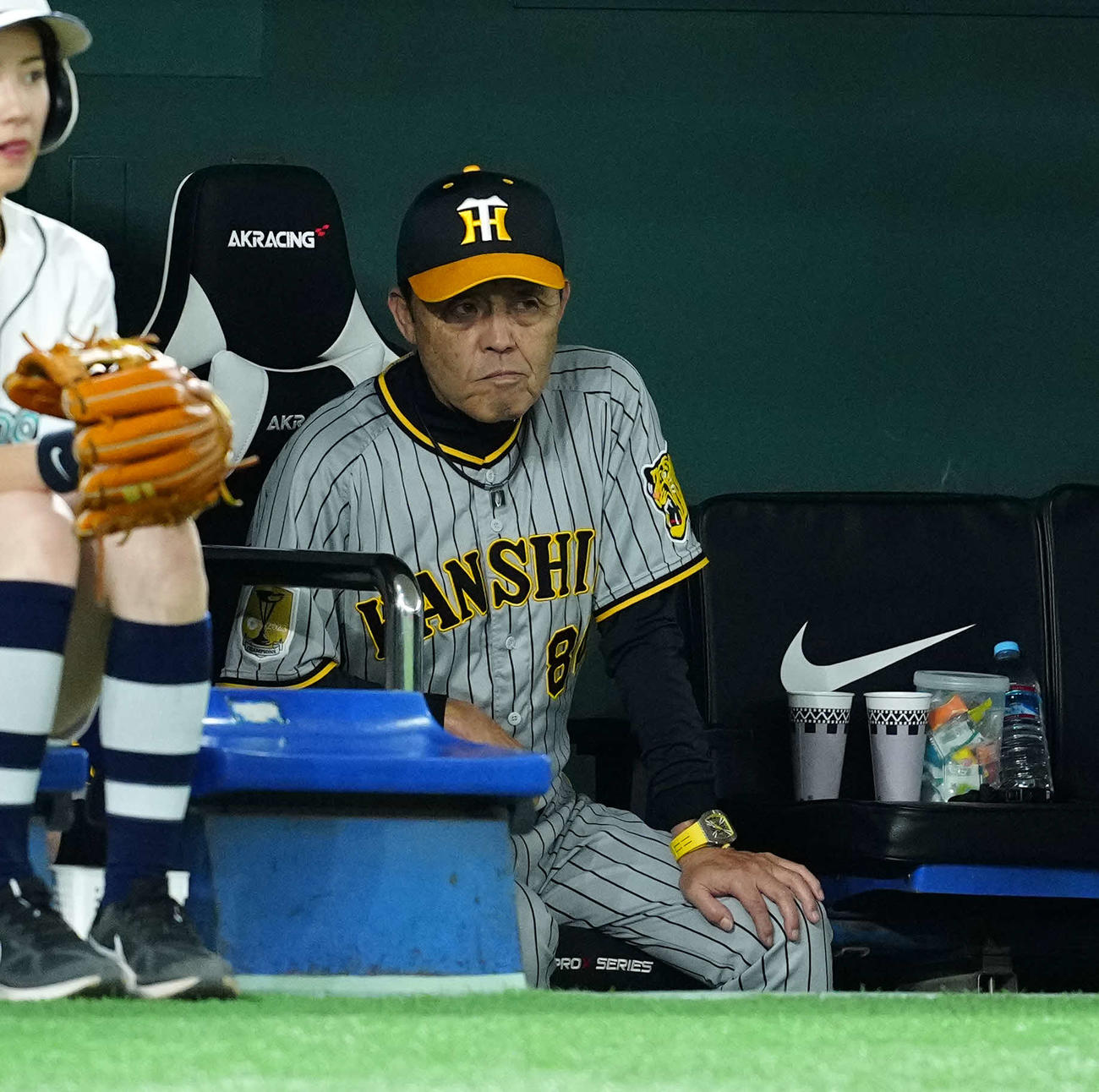 巨人対阪神　2回裏、6－1とされ厳しい表情を見せる阪神岡田監督（撮影・たえ見朱実）