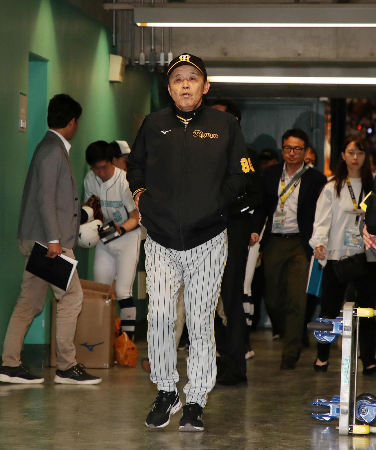 巨人対阪神　巨人に敗れ引き揚げる岡田監督（撮影・加藤哉）