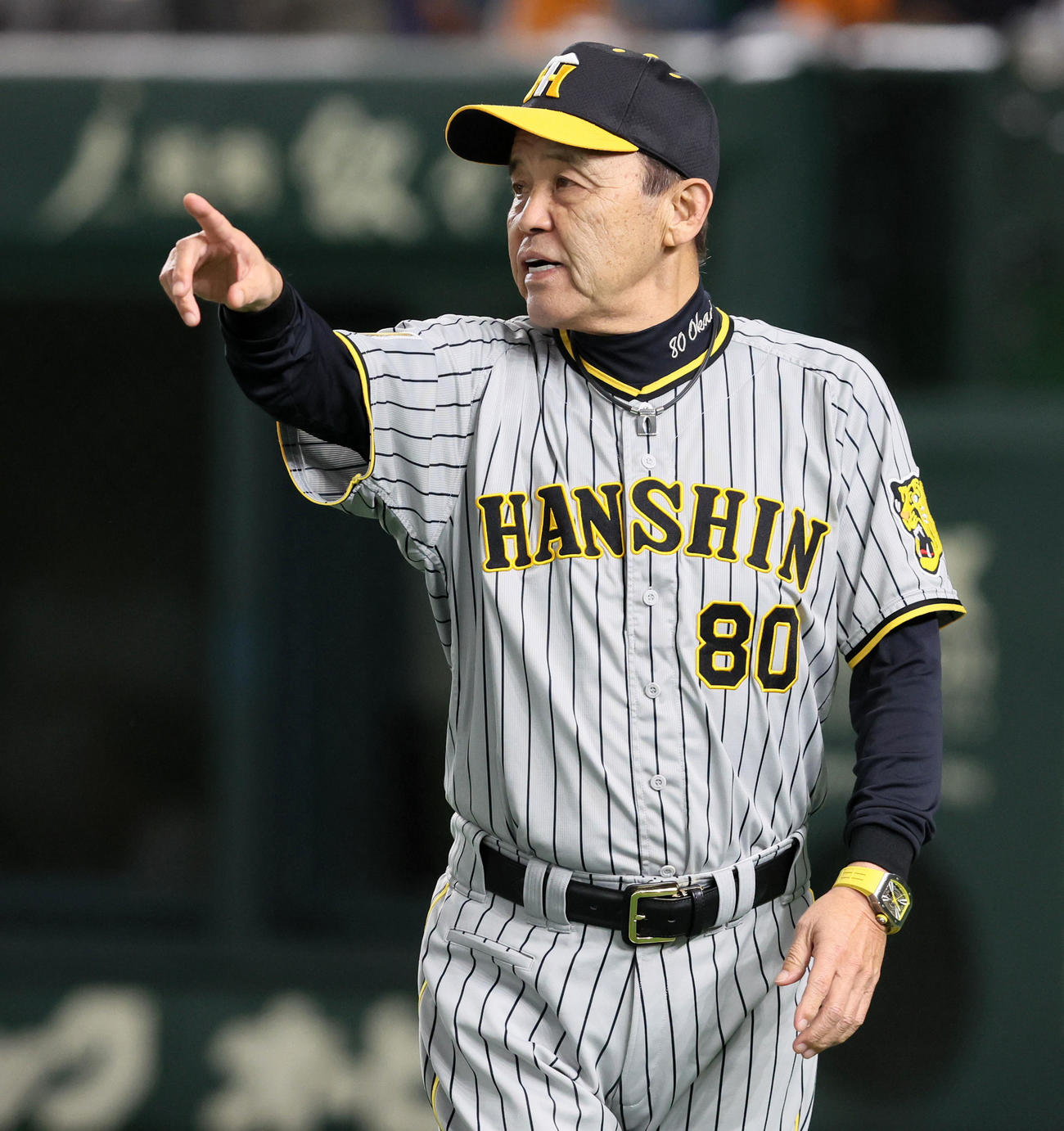 巨人対阪神　4回裏を前に選手交代を告げる岡田監督（撮影・加藤哉）