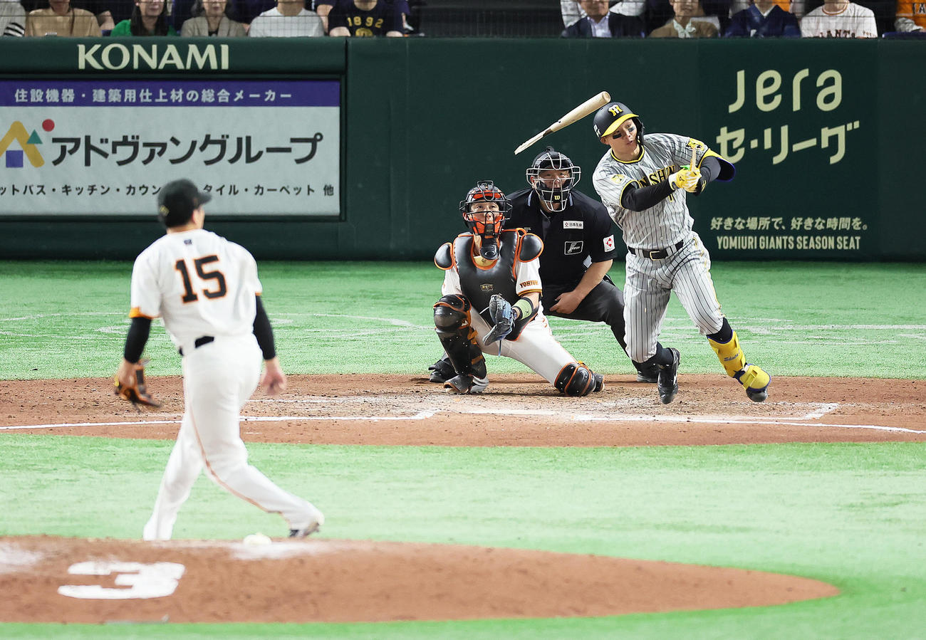 巨人対阪神　9回表阪神2死一、二塁、森下はバットを折りながら左前適時打を放つ。投手大勢（撮影・足立雅史）