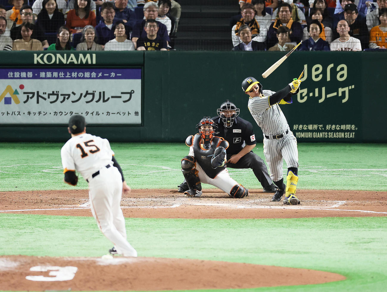 巨人対阪神　9回表阪神2死一、二塁、森下はバットを折りながら左前適時打を放つ。投手大勢（撮影・足立雅史）