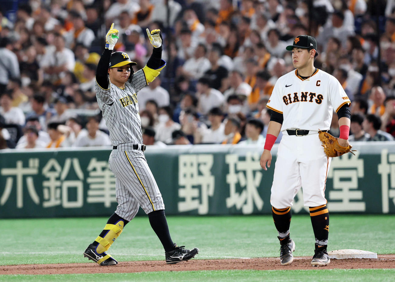 巨人対阪神　9回表阪神2死一、二塁、森下は左適時打を放ちベンチに向かってポーズを決める。一塁手は岡本和（撮影・加藤哉）