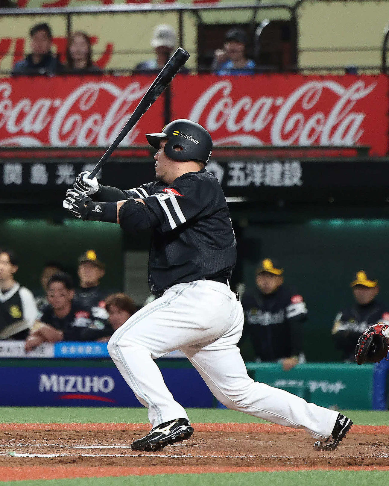 西武対ソフトバンク　9回表ソフトバンク2死、右飛に倒れる山川（撮影・河田真司）