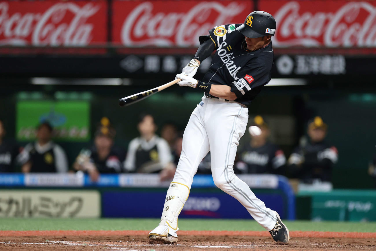西武対ソフトバンク　9回表ソフトバンク1死、空振り三振に倒れる柳田（撮影・河田真司）