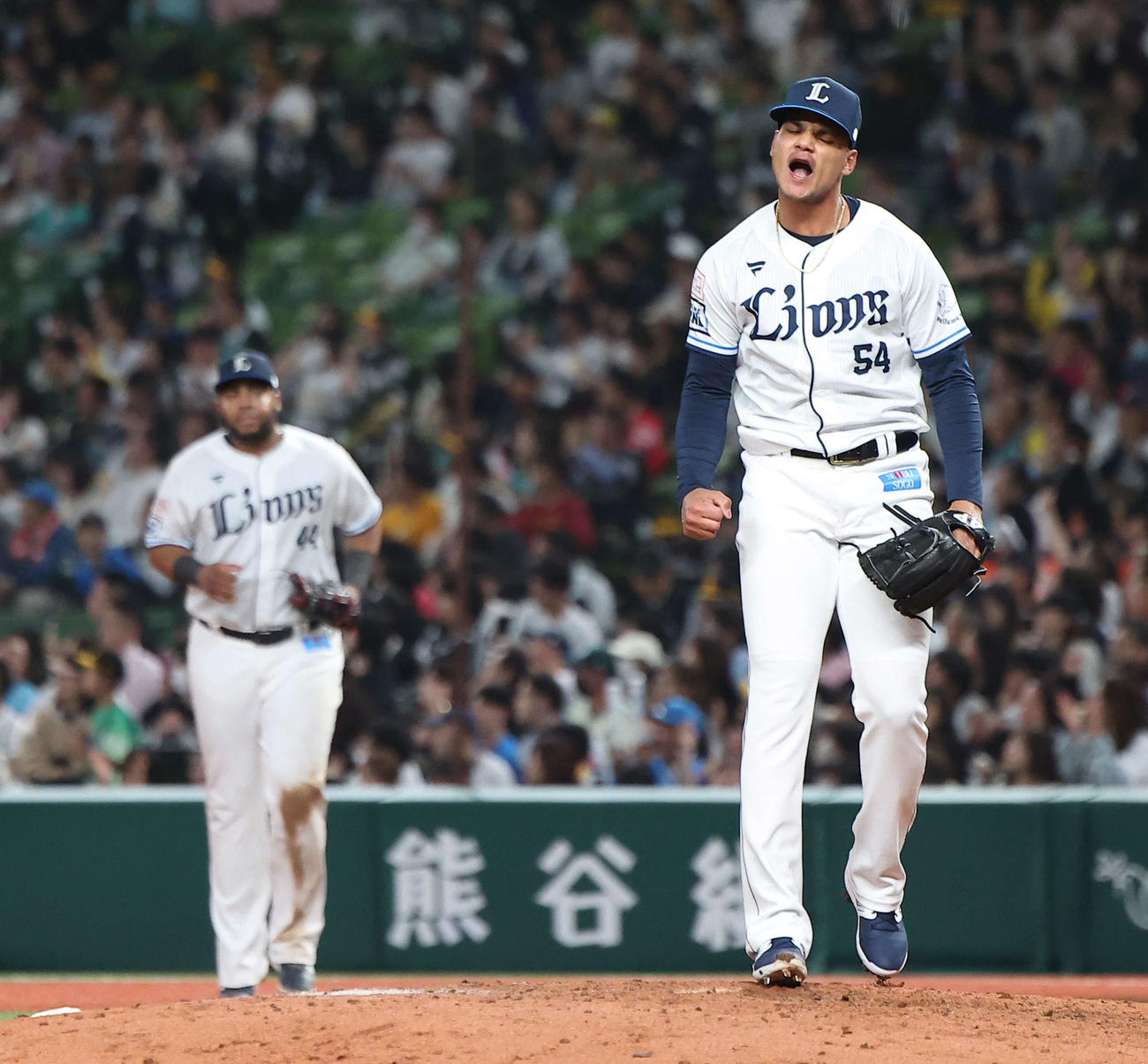 西武対ソフトバンク　9回表ソフトバンク2死、山川を右飛に仕留め、雄たけびを上げるアブレイユ（撮影・河田真司）