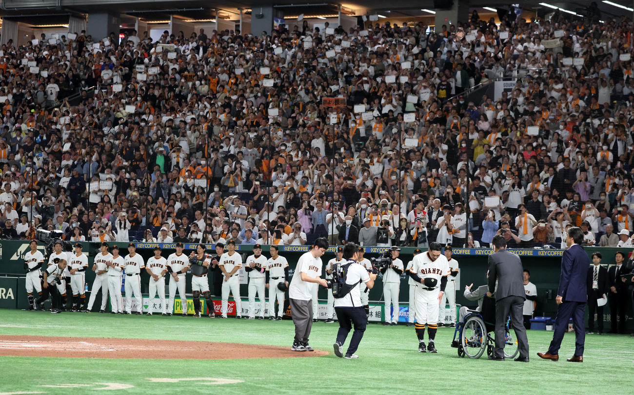 巨人対阪神　5回裏を終え阿部監督（左）はグラウンドに登場した長嶋茂雄巨人終身名誉監督にあいさつする（撮影・加藤哉）