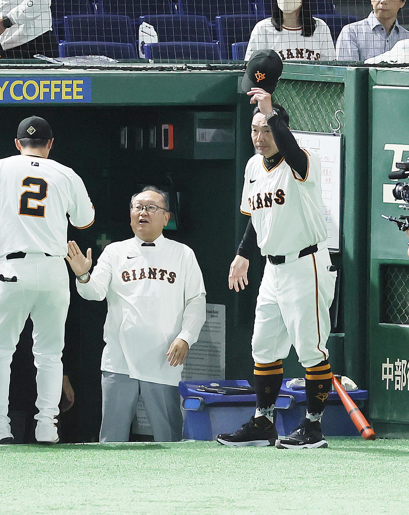 巨人対阪神　阪神に勝利した巨人阿部監督（右）はスタンドの声援に帽子を取って応える。左は今村球団社長（撮影・足立雅史）