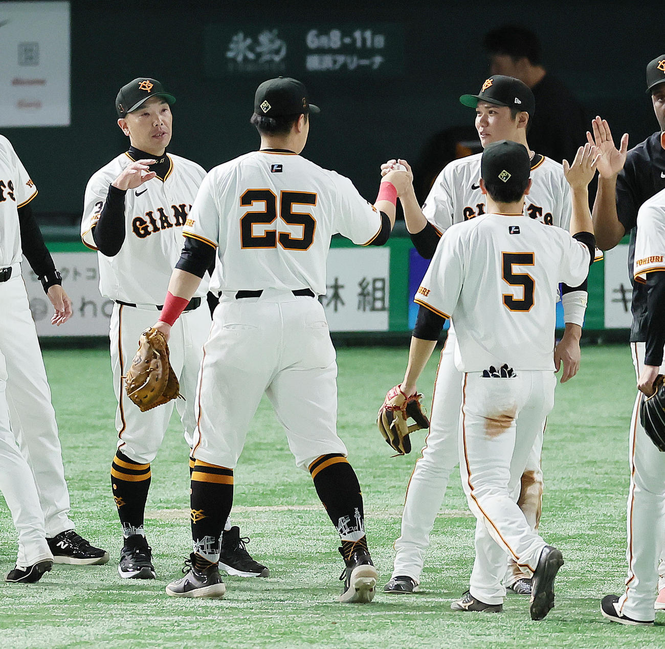 巨人対阪神　阪神に勝利した巨人坂本（後方右）は岡本和（中央）から勝利球を受け取り驚いた様な表情を見せる。左は阿部監督（撮影・足立雅史）