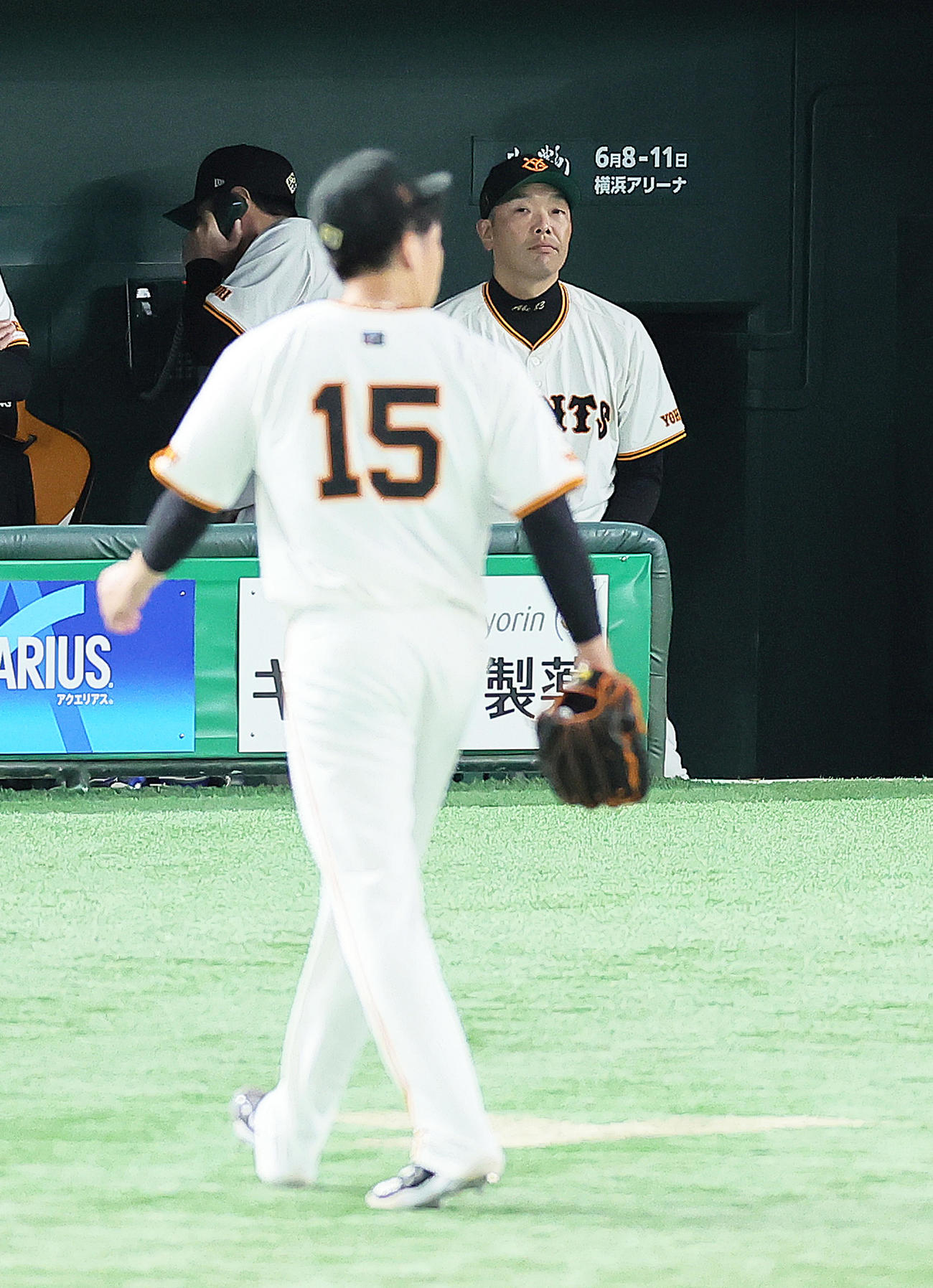 巨人対阪神　9回表阪神2死一、二塁、森下に左前適時打を浴び降板した大勢（手前）を見つめる阿部監督（撮影・足立雅史）