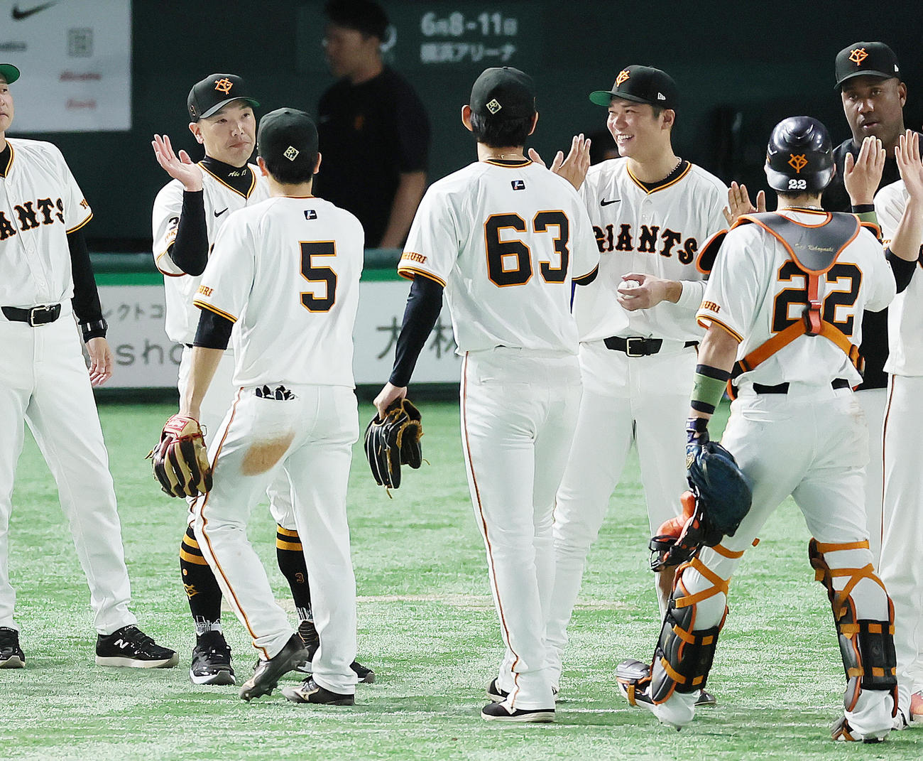 巨人対阪神　阪神に勝利した巨人坂本（後方右）は岡本和から勝利球を受け取り驚いた様な笑顔を見せる。同左は阿部監督（撮影・足立雅史）