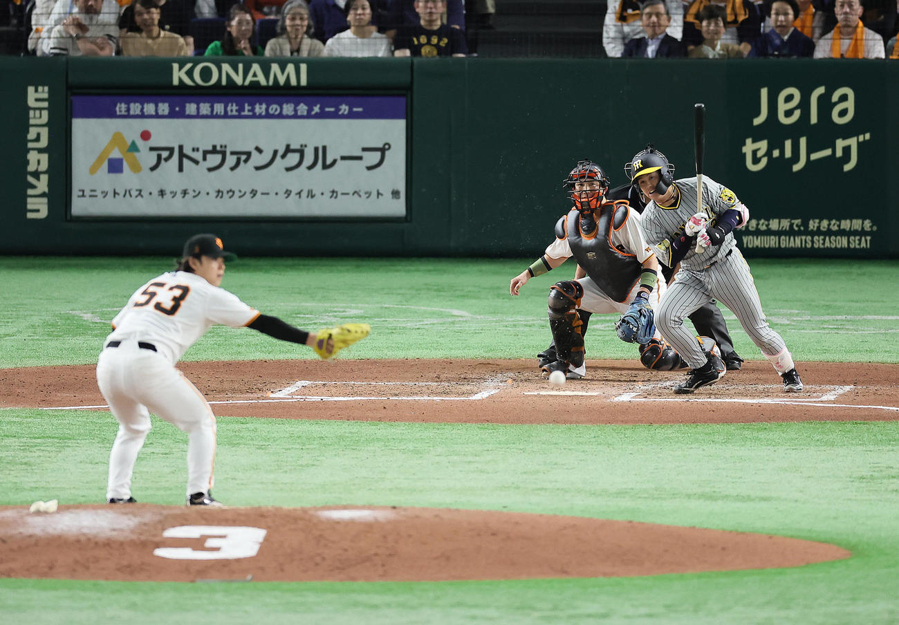 巨人対阪神　6回表阪神2死満塁、梅野は遊ゴロに倒れる。投手高梨（撮影・足立雅史）
