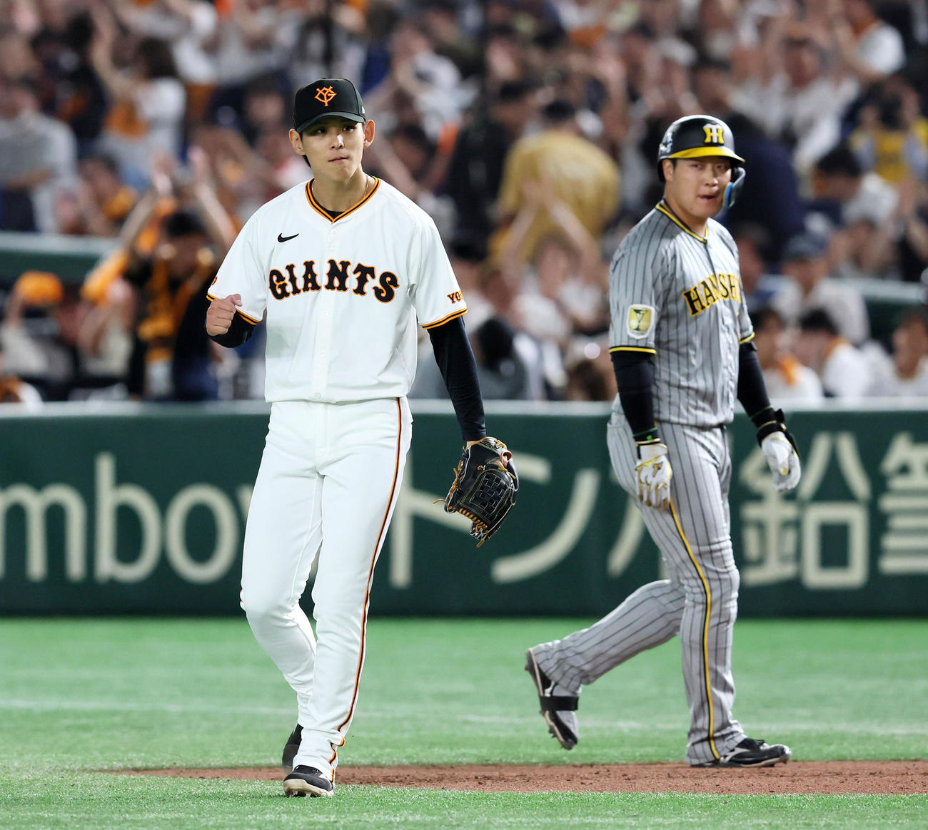 巨人対阪神　9回表阪神2死一、三塁、泉（左）は大山を二飛に仕留め試合終了（撮影・加藤哉）
